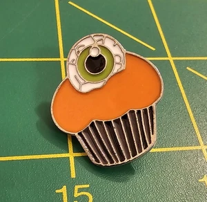 Cupcake naranja con ojo en la parte superior Halloween novedad solapa de metal o prendedor de sombrero. (35) - Imagen 1 de 2