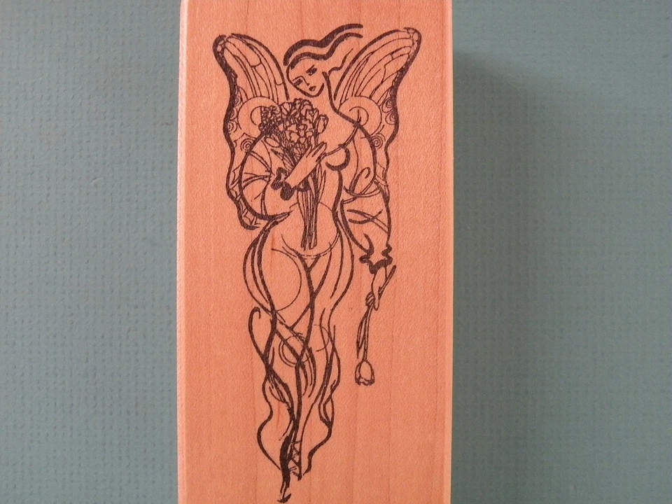 Крылатая Женщина с Букетом 'Emerganca' ACEY DEUCY Резиновый Штамп Lynne Perrella - Изображение 1 из 2