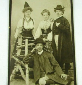 um 1880 CDV Fotogruppe Volkstracht Halloween Hexe Frau als Mann verkleidet mb391 - Bild 1 von 3