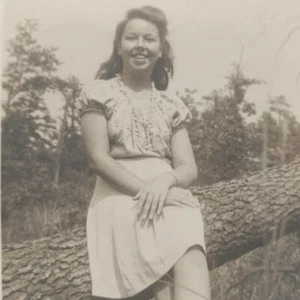 Foto De Colección Dama Bonito Vestido En Registro Identificado Triste Nota Inturbador Extraño Retro - Imagen 1 de 5