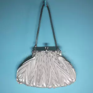 Nicole Lee Collection Silver Cloth Purse Silver Metal Chain Kisslock Clasp Top - Picture 1 of 10