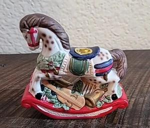 Portacandele porcellana cavallo a dondolo vintage piccolo decorazione natalizia GIFTCO anni 90 - Foto 1 di 8