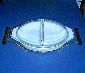 Plato De Colección PYREX Dividido Ovalado 1.5 qt con Tapa Dividida PYREX y Soporte CONSTELACIÓN - Imagen 1 de 4