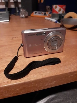 CASIO Digital Camera EXILIM ZOOM White EX-Z77 WE 7.2MP Optical 3x Untested - Image 1 of 2