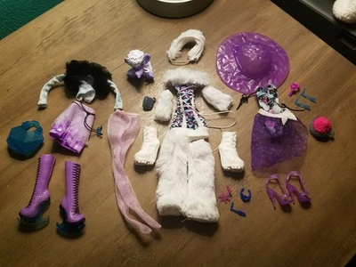 Monster High: Abbey Bominable Clothes Pack Signature Style, Skull Shores NO DOLL - Image 1 of 4