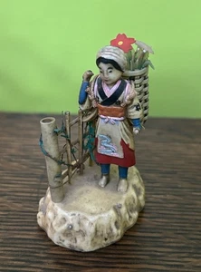 Vintage Zelluloid japanische Figur Frau trägt Korb Blume traditionelles Kleid - Bild 1 von 12