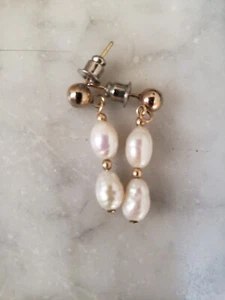 1" Vintage 1980s-90s Faux Pearl Gold Tone Dangle Pierced Statement Earrings - Picture 1 of 5