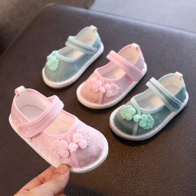 Zapatos de tela antiguos Beijing para niñas pequeñas suela de algodón en capas planos retro chinos Foto 1 de 4