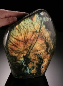 Large, statement piece of flashy labradorite. - Picture 1 of 2