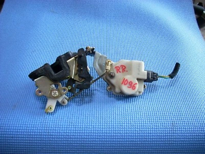 Hyundai Elantra 2001 montaje de pestillo de cerradura de puerta trasera derecha OEM Foto 1 de 2