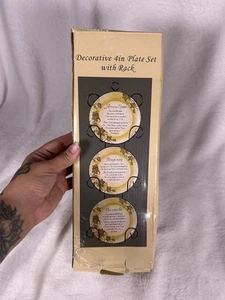 Juego de 3 platos decorativos de gracia increíble vintage con estante expositor de placas de 4 pulgadas - Imagen 1 de 4