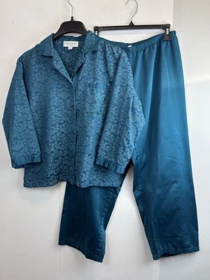 Top y pantalón pijama Miss Elaine verde azulado manga larga con botones para mujer Petite PS Foto 1 de 4