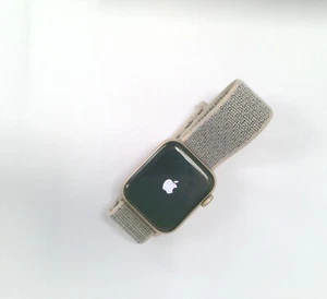 Apple Watch Series 4 40mm tylko GPS - złoty - z pętlą sportową biustonosz 77% - Zdjęcie 1 z 5