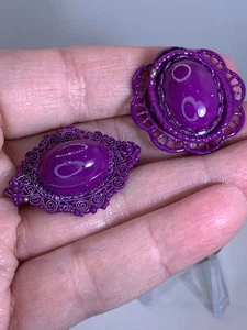 Lote de 2 Broches Prendedor Metal Vintage Púrpura Medallones Flores M-3299 - Imagen 1 de 3