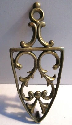 Repose fer à repasser, laiton ou bronze, sculpté d'arabesques - Photo 1/3