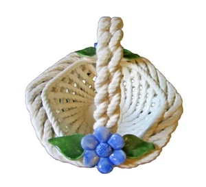 Cesta trenzada blanca estilo capodimonte vintage flores azules Italia - Imagen 1 de 11
