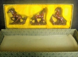 Juego de estatuillas de caballo vintage de 3 piezas en caja aspecto tallado caoba roja 28144 asiático - Imagen 1 de 10