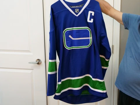 Vancouver Canucks Roberto Luongo #1 Captain Stick Jersey Reebok CCM Size 50 Cover