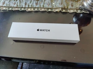 Apple Watch SE 44mm Space Gray Aluminum Case with Black Sport Band - Regular... - Photo 1 sur 5