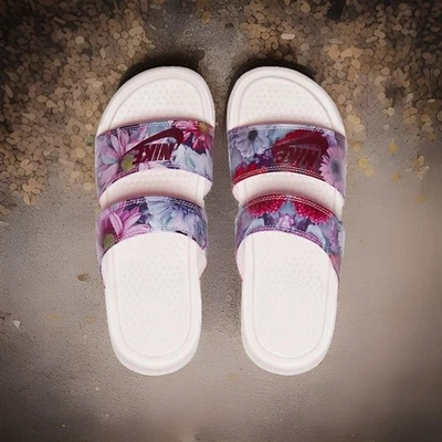 Sandalia para mujer Nike Benassi Just Do It floral blanca pura, talla cómoda EE. UU. 6,5   Foto 1 de 4