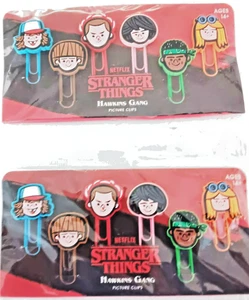 NEU IM PAKET ZWEI ORIGINAL Fred Stranger Things, Hawkins High Clips NETFLIXS - Bild 1 von 2