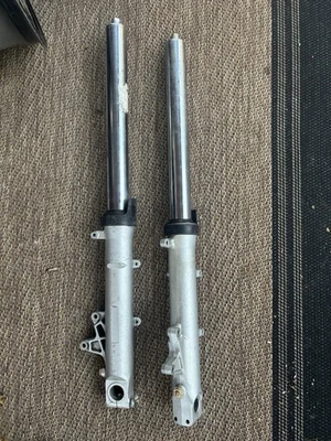 03-04 Juego de suspensión de horquillas delanteras Honda Cbr600RR... RECTO... El sello se puede inspeccionar Foto 1 de 4