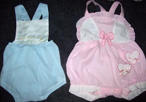 Junge & Mädchen: 24 M: Zwei VINTAGE SONNENANZÜGE: CHERUBS (Fisch-bestickt) & KLEINE STUFEN - Bild 1 von 7