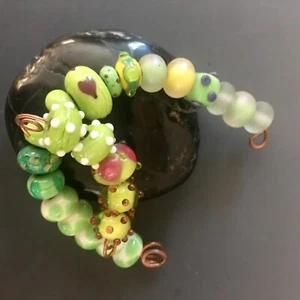 23 cuentas de lámparas de vidrio huérfano hechas a mano verde lima y hierba amarilla - Imagen 1 de 7