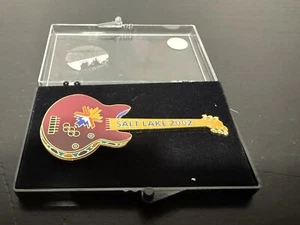Pin de guitarra rojo SLC Olympics 2002 - Imagen 1 de 1