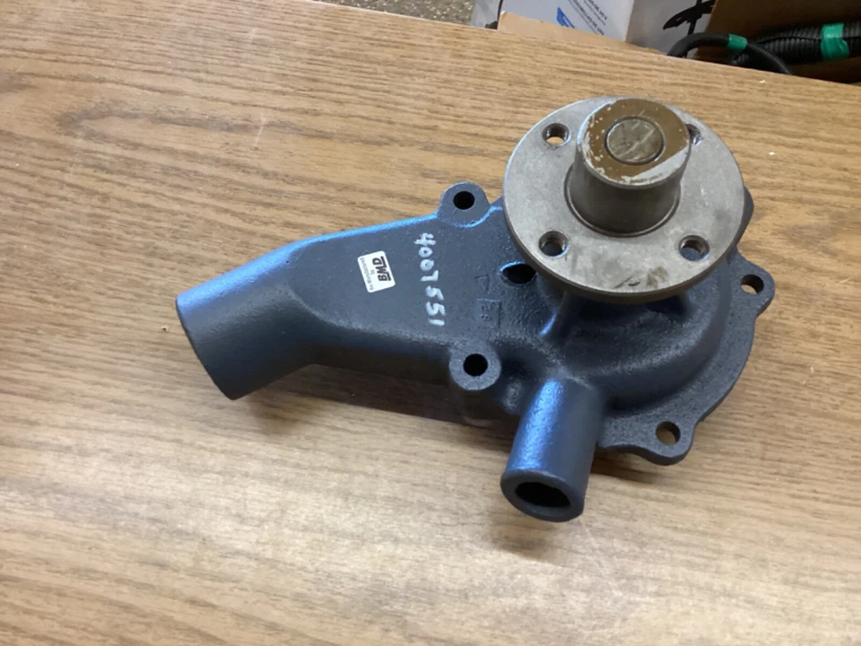 Bomba de agua Allis Chalmers Gleaner Foto 1 de 1