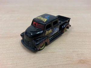 Camión Chevy Hot Wheels Pop Culture "BATMAN" 2011 años 50 con pilotos reales casi nuevo suelto - Imagen 1 de 8