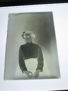 GLASNEGATIV ENDE 1800, WESTERN MASSACHUSETTS?  DAPPER JUNGE FRAU POSIERT - Bild 1 von 1