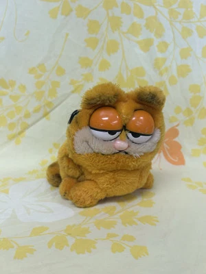 1981 5” Garfield Plush Cat Sitting- Vintage Stuffed Animal Plush Toy- Dakin   - Image 1 of 4