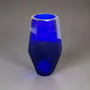Hermoso jarrón facetado de vidrio artístico cobalto H 5 1/2" - Imagen 1 de 7