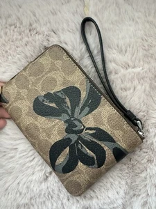 Coach Eckreißverschluss Handgelenktasche aus charakteristischem Canvas mit Schleifenmuster - hellbraun/schwarz *neu mit Etikett* - Bild 1 von 6