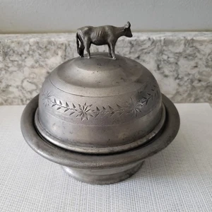 Antiguo plato de mantequilla abovedado de peltre con remate de vaca con marcas distintas y # 77 - Imagen 1 de 13