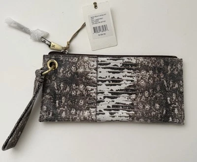 Bolso sin asas tipo billetera de cuero con estampado animal Hobo International Foto 1 de 4