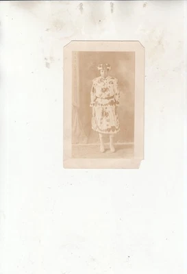 Antiguo vestido/sombrero de mujer sepia postal afroamericana RPPC corazones único Foto 1 de 2