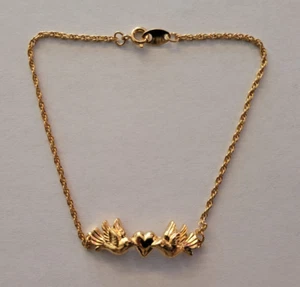 Avon Gold Tone Bracelet Lovebirds Kissing Heart Charm Vintage - Picture 1 of 18