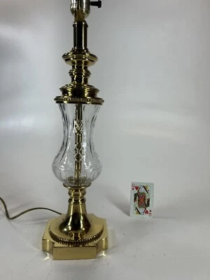 Lámpara de mesa tradicional neoclásica de latón y vidrio cortado a mano Vantage Foto 1 de 4