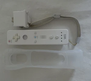 Nintendo Wii Remote Controller mit Motion Plus Adapter und Hülle in Weiß - Bild 1 von 5
