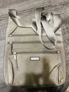 Baggallini Umhängetasche grau 3 vorne Reißverschluss einfarbig hinten - Bild 1 von 8