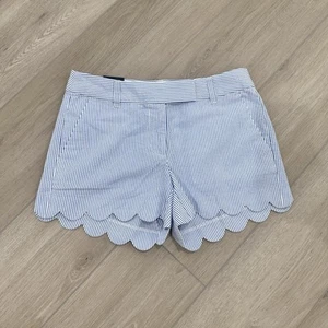NWT J.Crew seersucker striped scallop hem 4 inch shorts size 2 blue white - Picture 1 of 7
