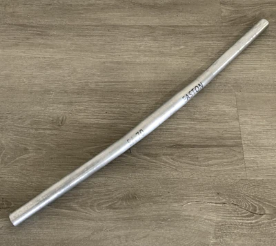 WISDOM BARRA PIATTA 560 MM LEGGERA SALITA 232 GRAMMI MORSETTO ALLUMINIO 25,4 MM - Immagine 1 di 4