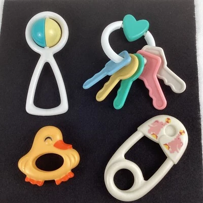 Lote de juguetes para bebés de los primeros años pato sonajero llaves giratorias pasador de pañales juguete vintage años 70 Foto 1 de 4