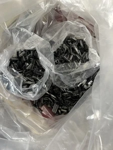 Lot with. 5kg.scrap of old and new microcircuits. - Imagen 1 de 13