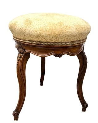 Antiguo taburete de pie trípode de madera de nogal tallado francés Foto 1 de 4