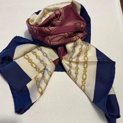 Cartier Bufanda de Seda Azul Marino x Rojo Vino Doble C Logo Cadena Diseño 84 x 84 cm Sin Usar Foto 1 de 4