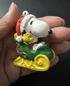 Vintage United Feature Syndicate Snoopy Woodstock Sled Ornament 2.5 in 1995 - Picture 1 of 13