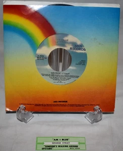 George Strait – Am I Blue / Someone’s Walkin’ Around Upstairs 45 Vinyl w/ Strip - Imagen 1 de 4